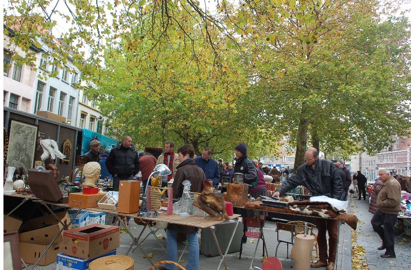 Antiek, brocante, curiosa en tweedehandswarenmarkt (Brocantenmarkt)