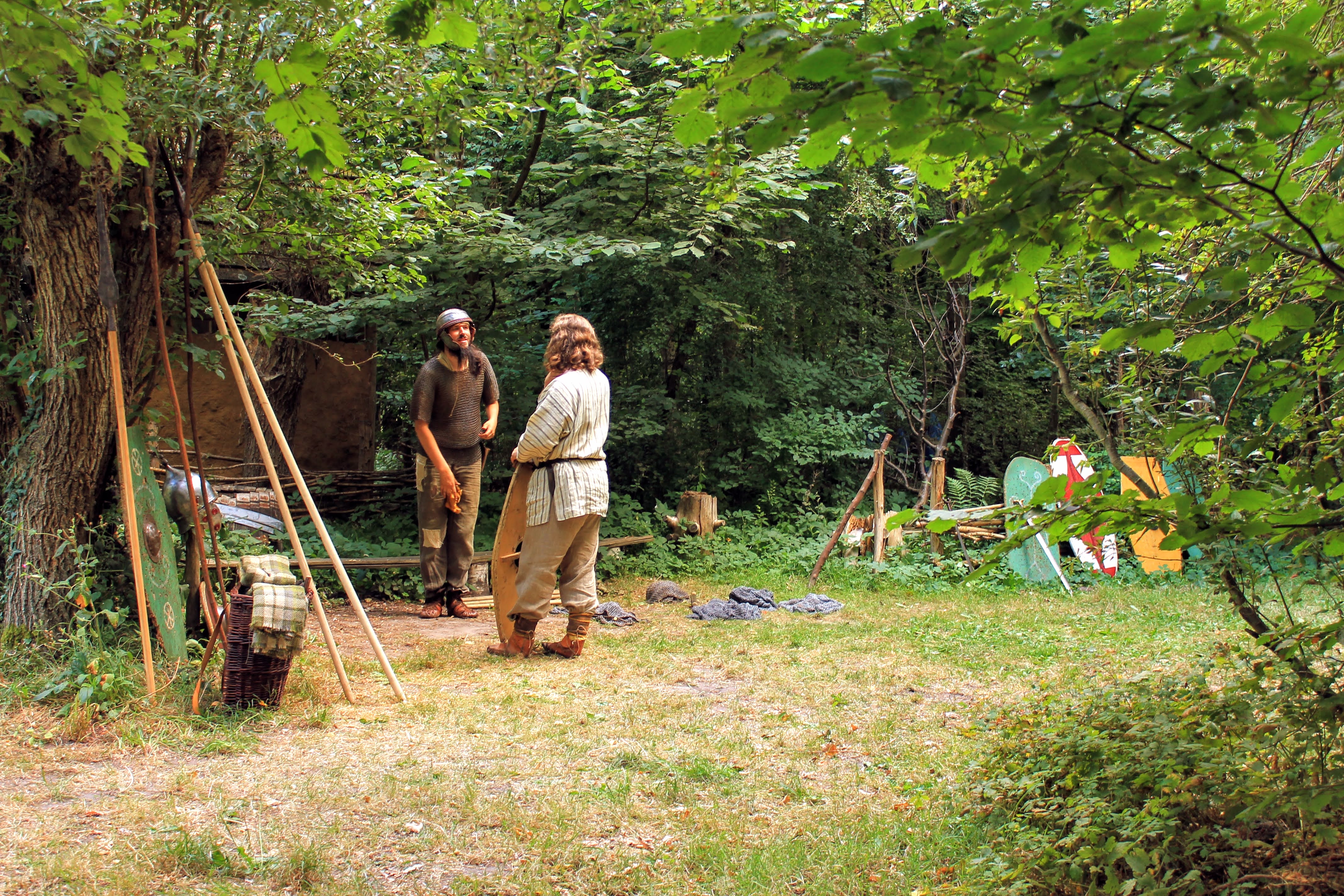 2 Gallische krijgers staan tussen wapentuig