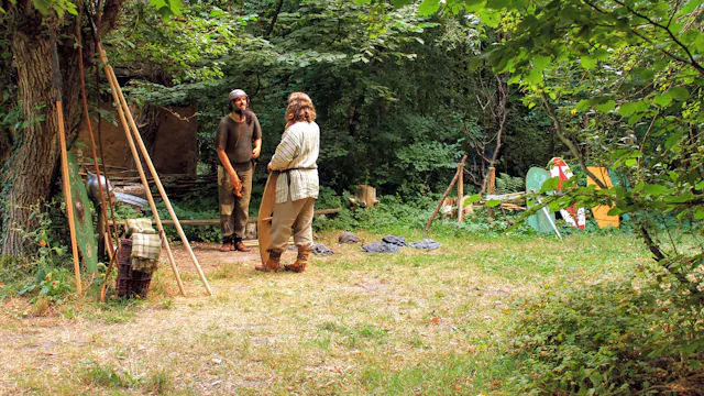 2 Gallische krijgers staan tussen wapentuig