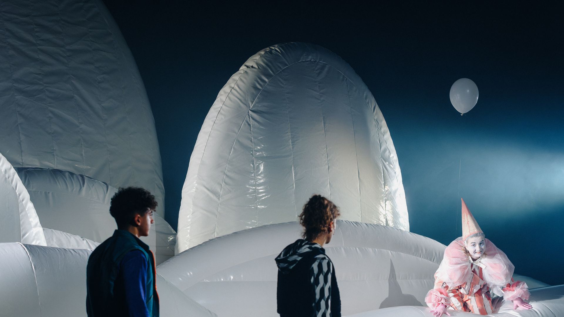 Liegen - hetpaleis & De Nwe Tijd/Suzanne Grotenhuis