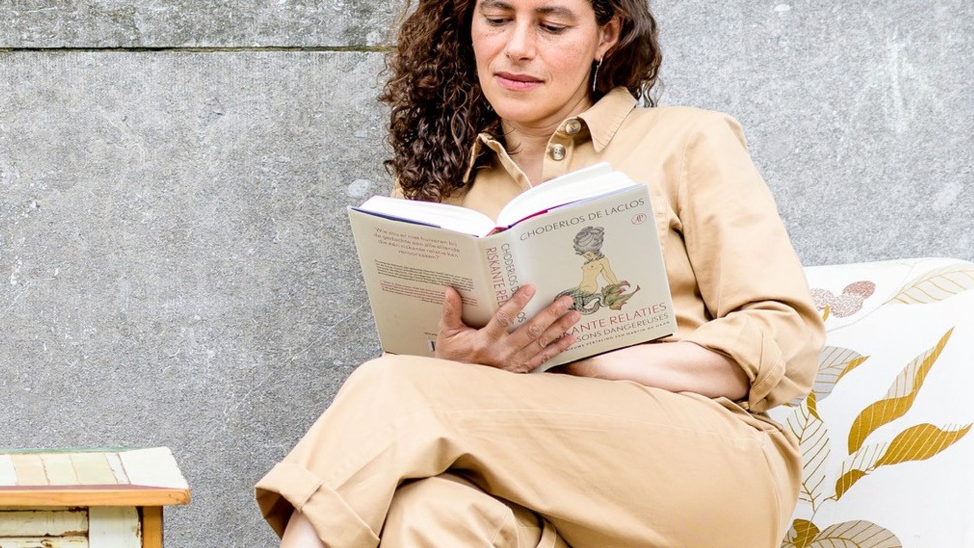 foto van een vrouw die leest