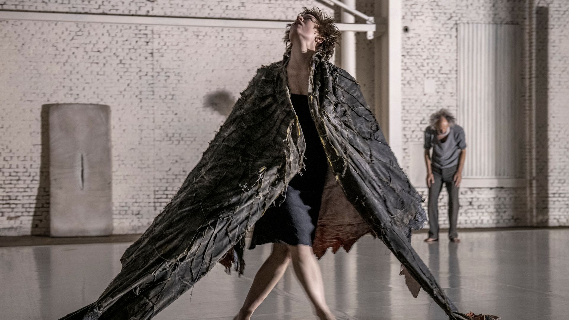 Danser in uniek, zwart &  dierlijk kostuum danst op het podium.