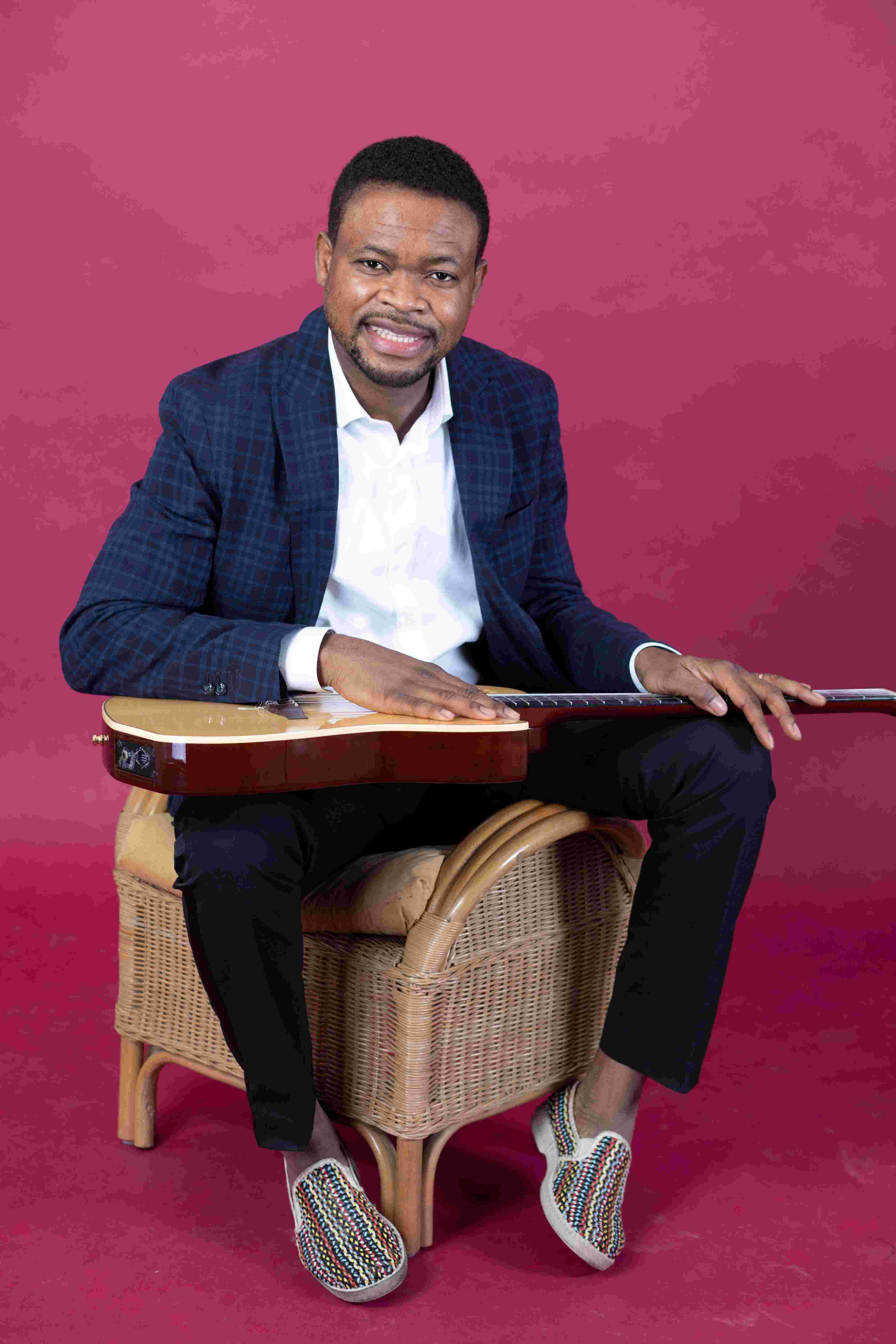 Junior Mamay met gospelkoor