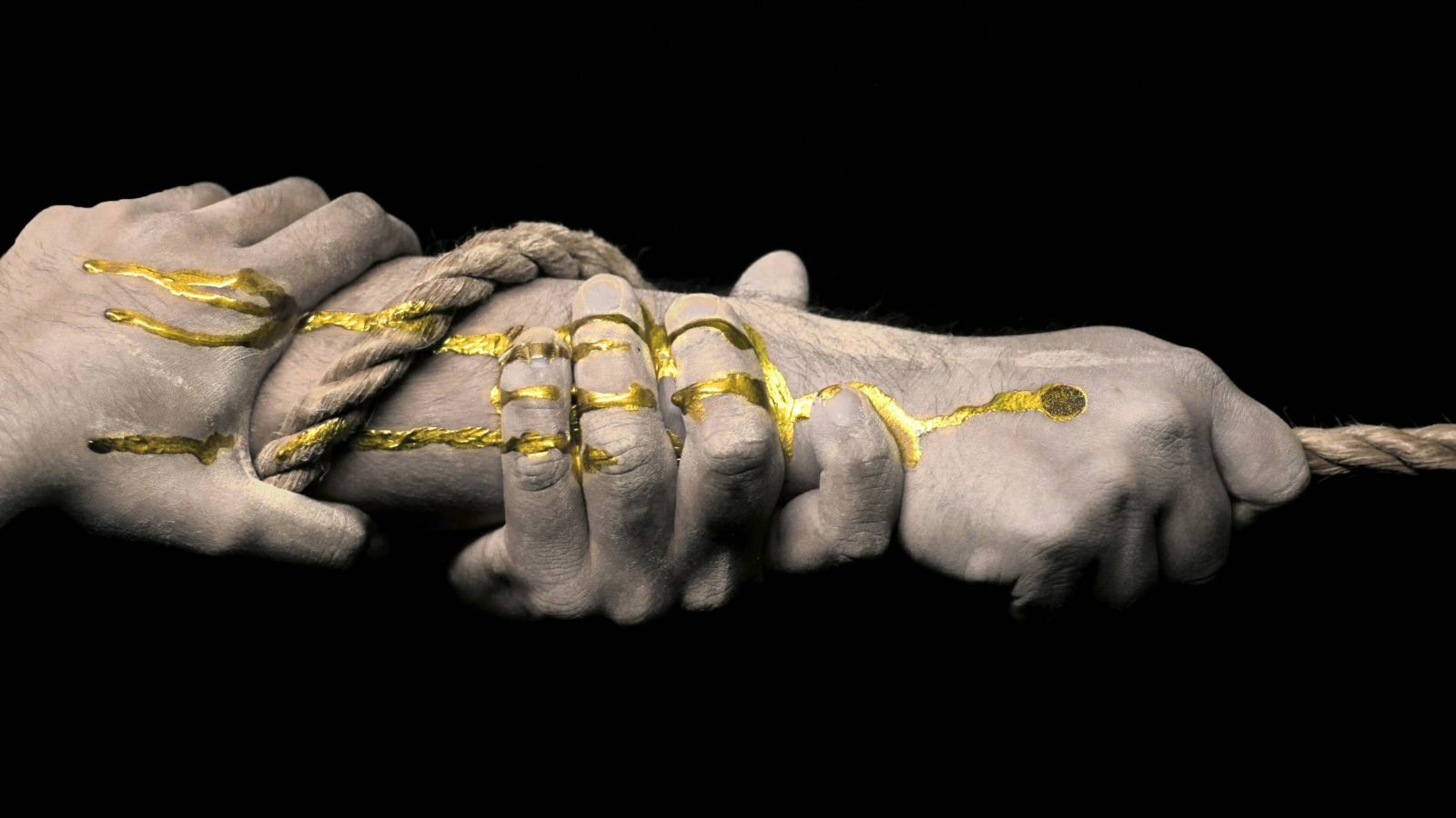 Sculptuur van drie handen die samen aan een touw trekken