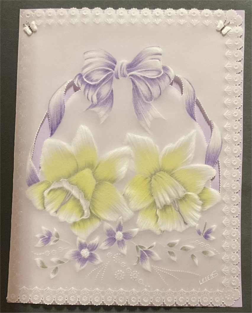 Nadat de patronen zijn gebosseleerd, geperforeerd en geknipt, verbeteren veel kunstenaars het ontwerp verder door kleur toe te voegen met mediums zoals potloden, inkt, acrylverf en stiften.