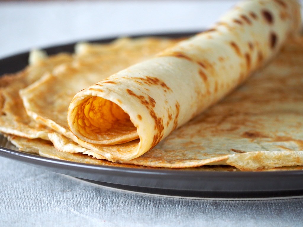 Pannenkoeken met suiker en koffie