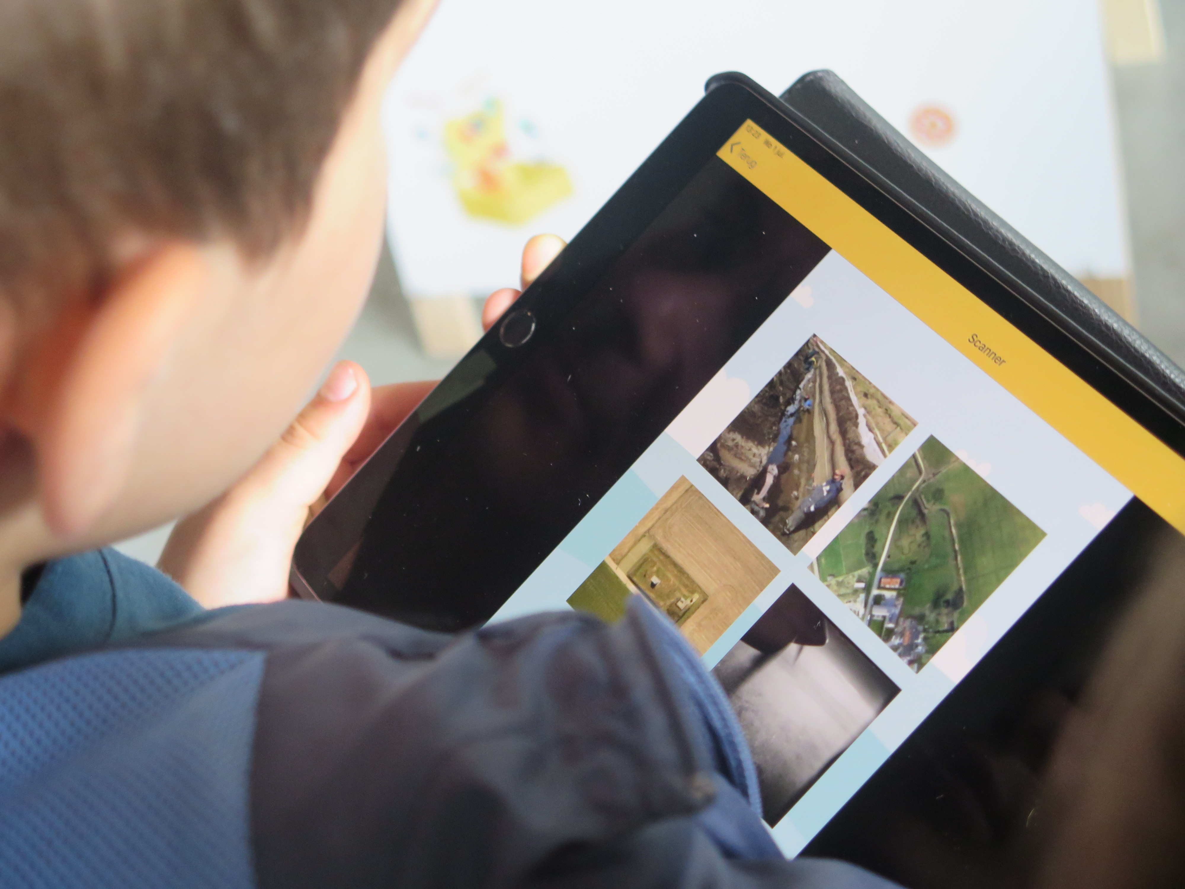 Schatten van Vlieg op de Erfgoedsite Ename - Erfgoedcentrum