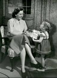 MOEDERS EREN in HET NIEUW VERLEDEN