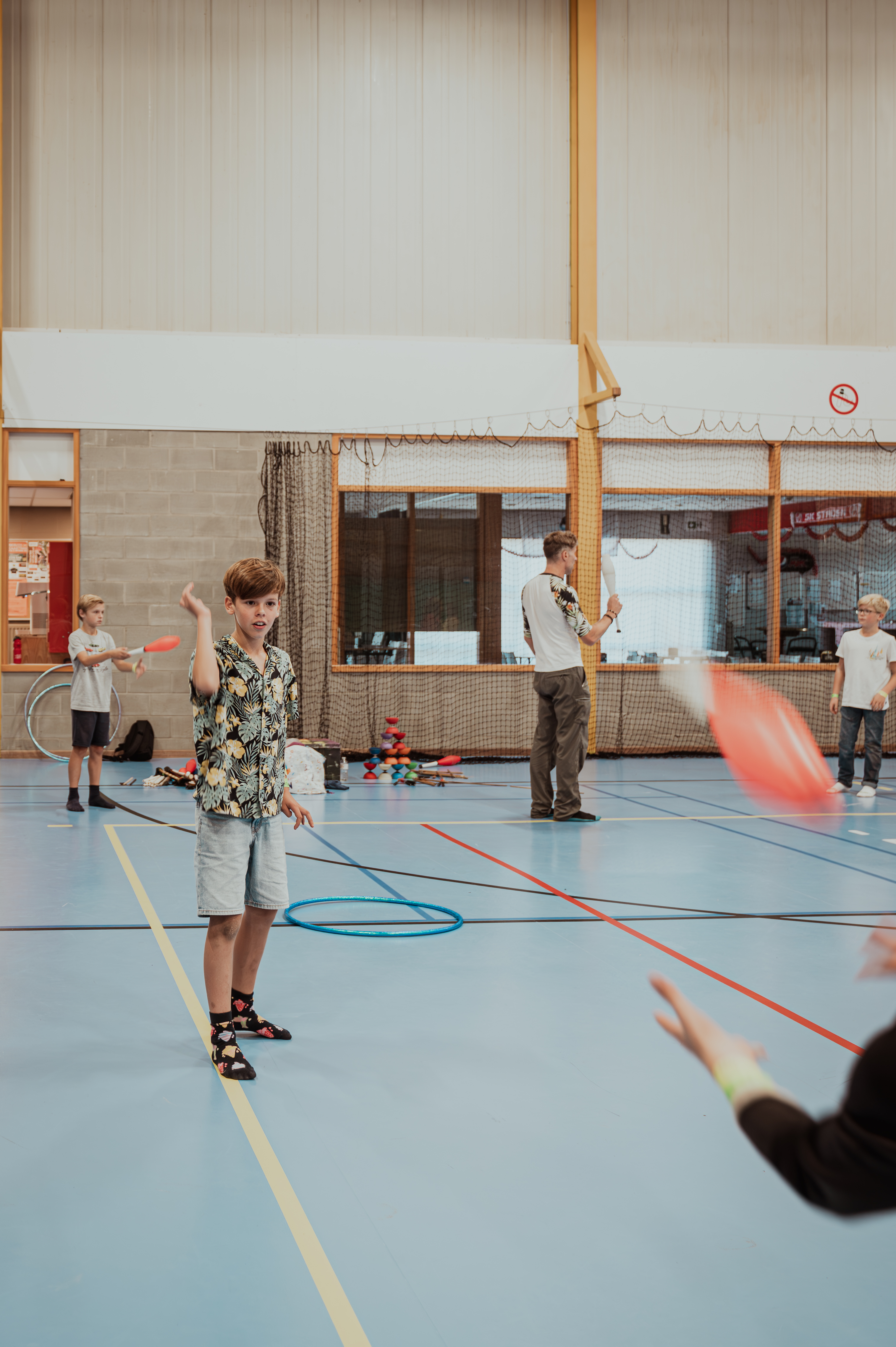 Jongen jongleert met kegels