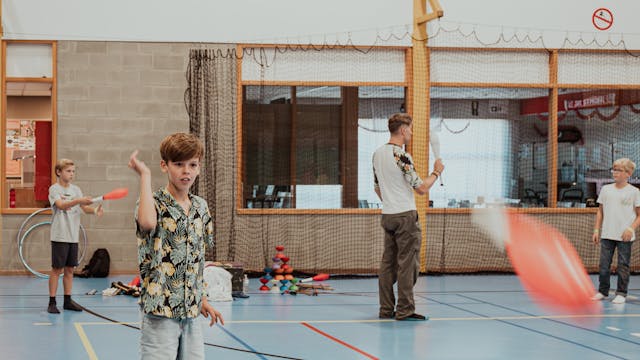 Jongen jongleert met kegels