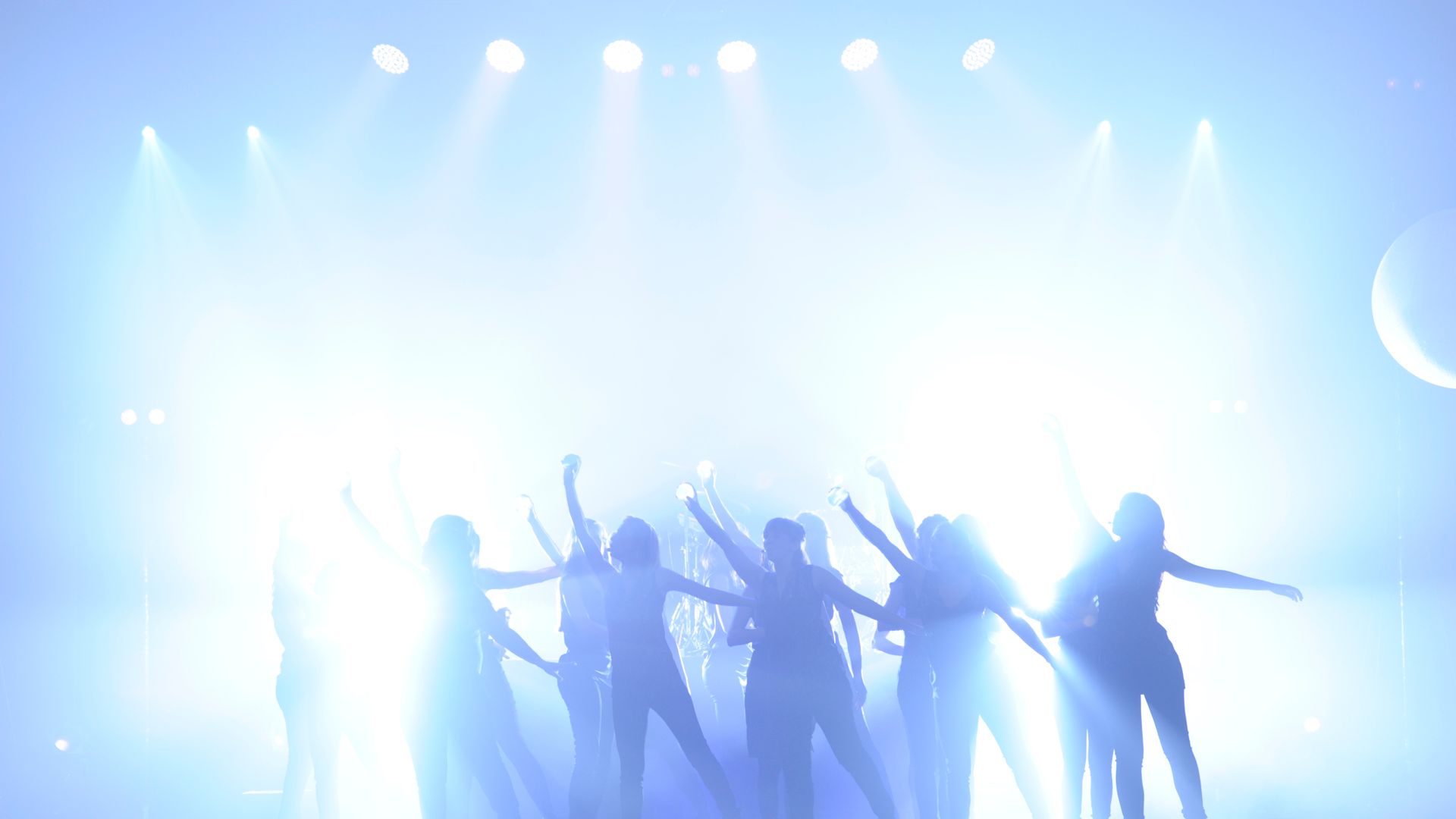 Scala op een podium met heel veel tegenlicht