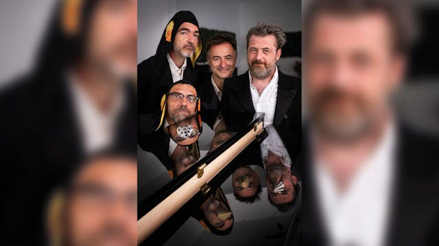 Acteurs en muzikanten in maatpak op een grappige foto.