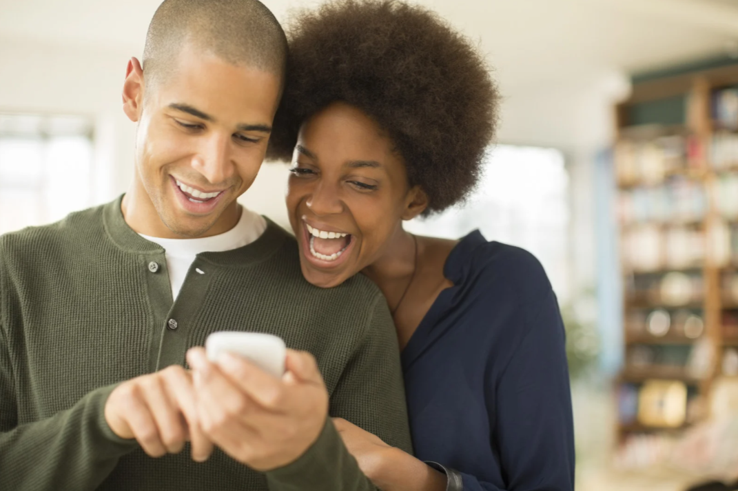 Man en vrouw kijken op gsm