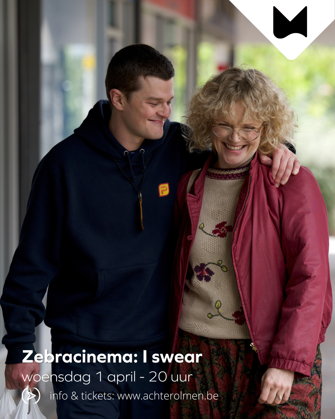 vrouw en jongen lopen gearmd