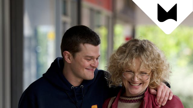 vrouw en jongen lopen gearmd