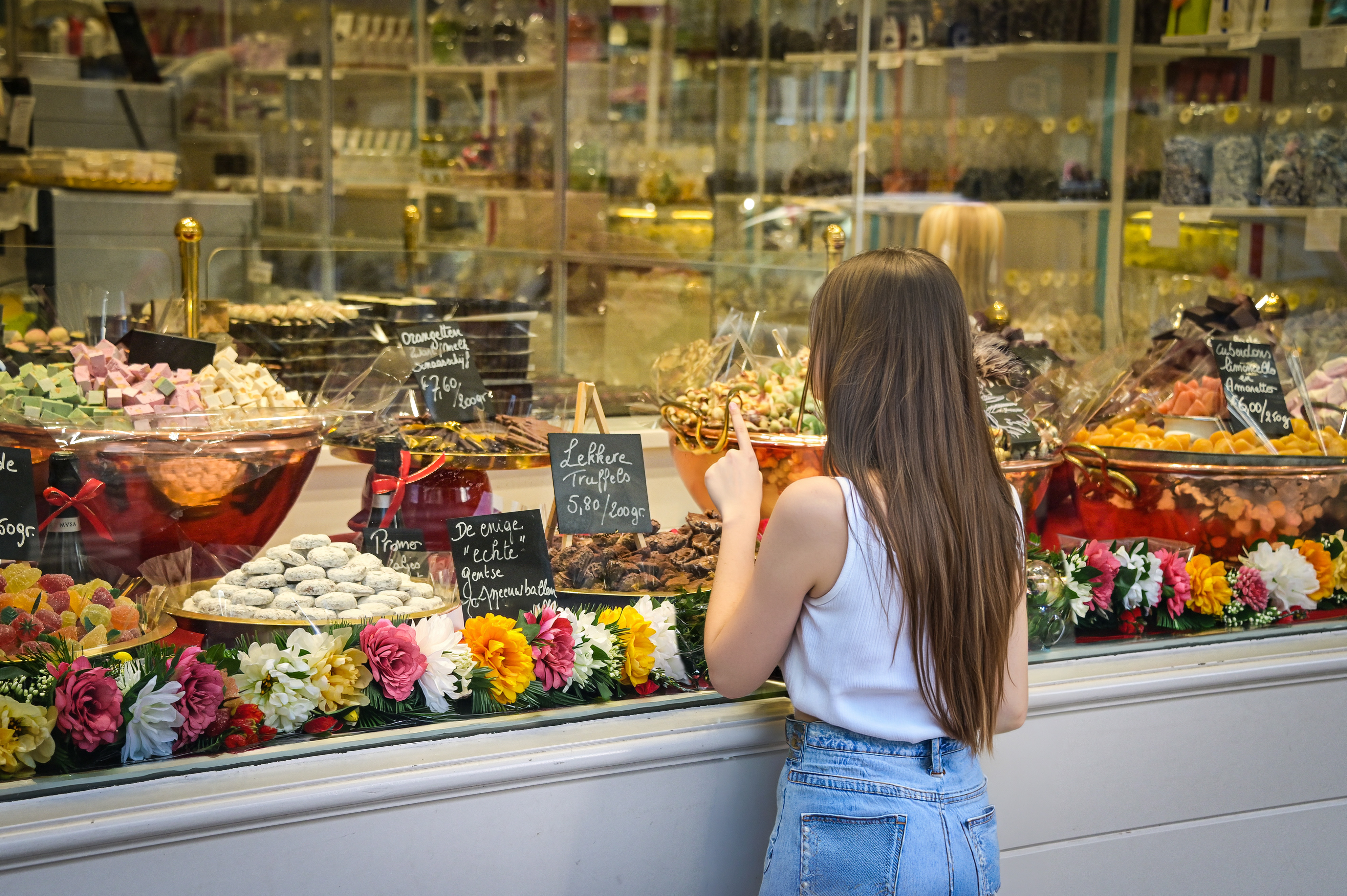 Zeelaan Koksijde, kind zoekt in etalage