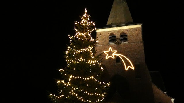 kerstboom op het plein en vallende ster aan de kerk van Gooreind