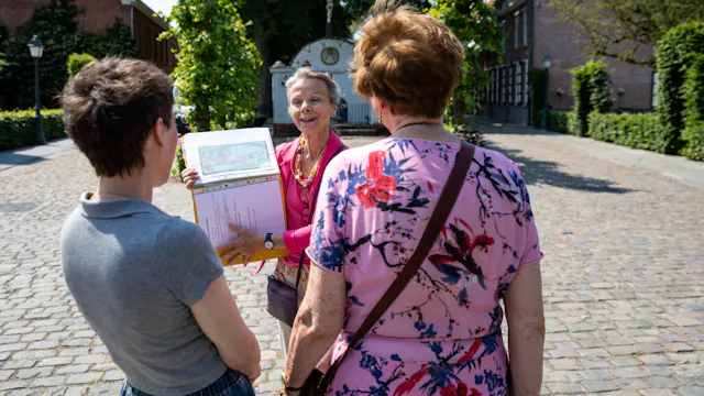 vrolijke gids op het Begijnhof in Turnhout