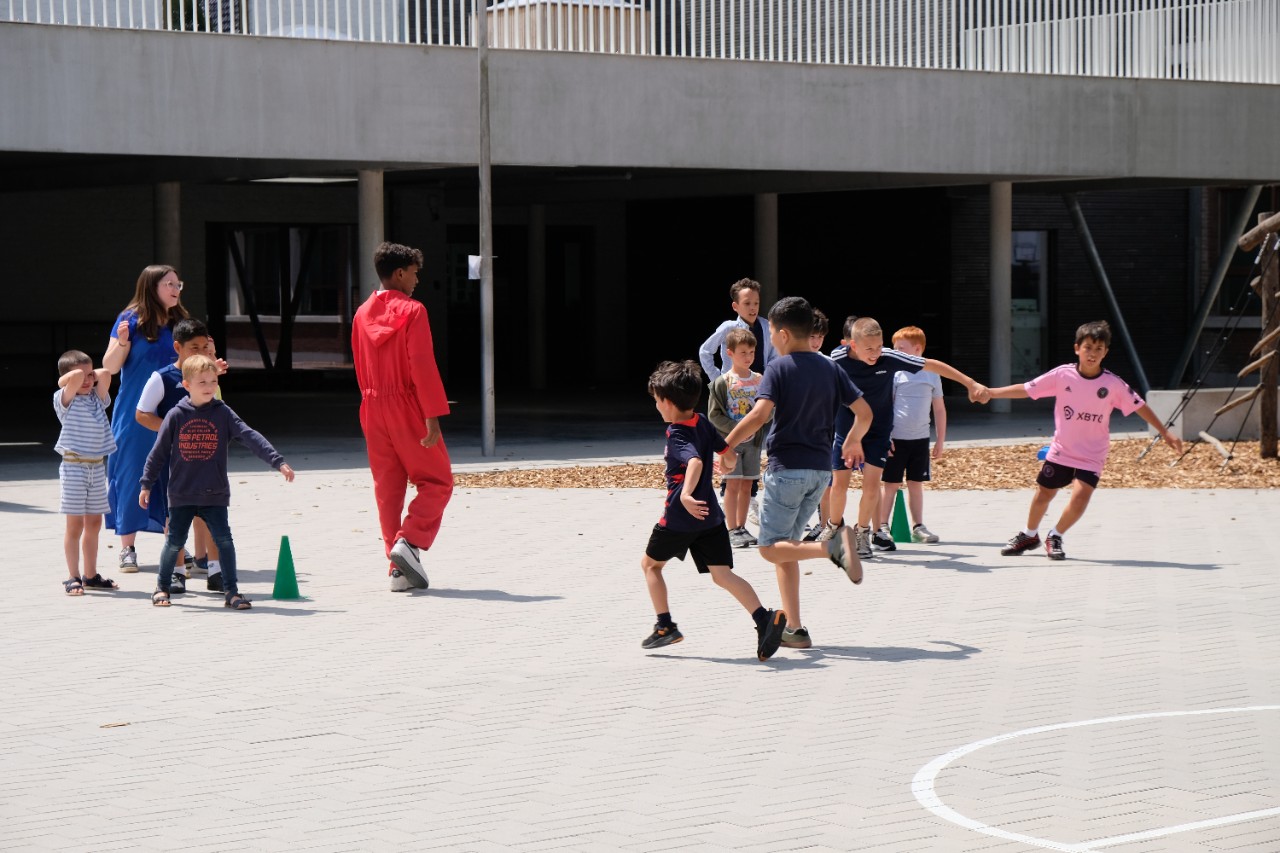 Spelende kinderen op een speelplein