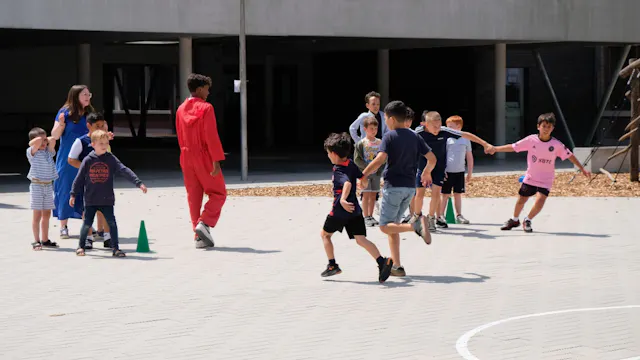 Spelende kinderen op een speelplein