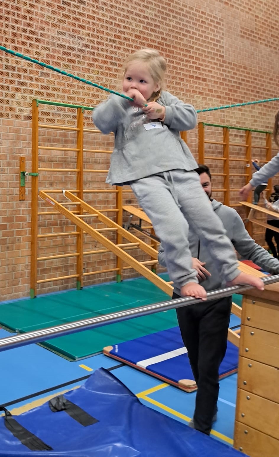 BWS - Kleuter beweegt op koord