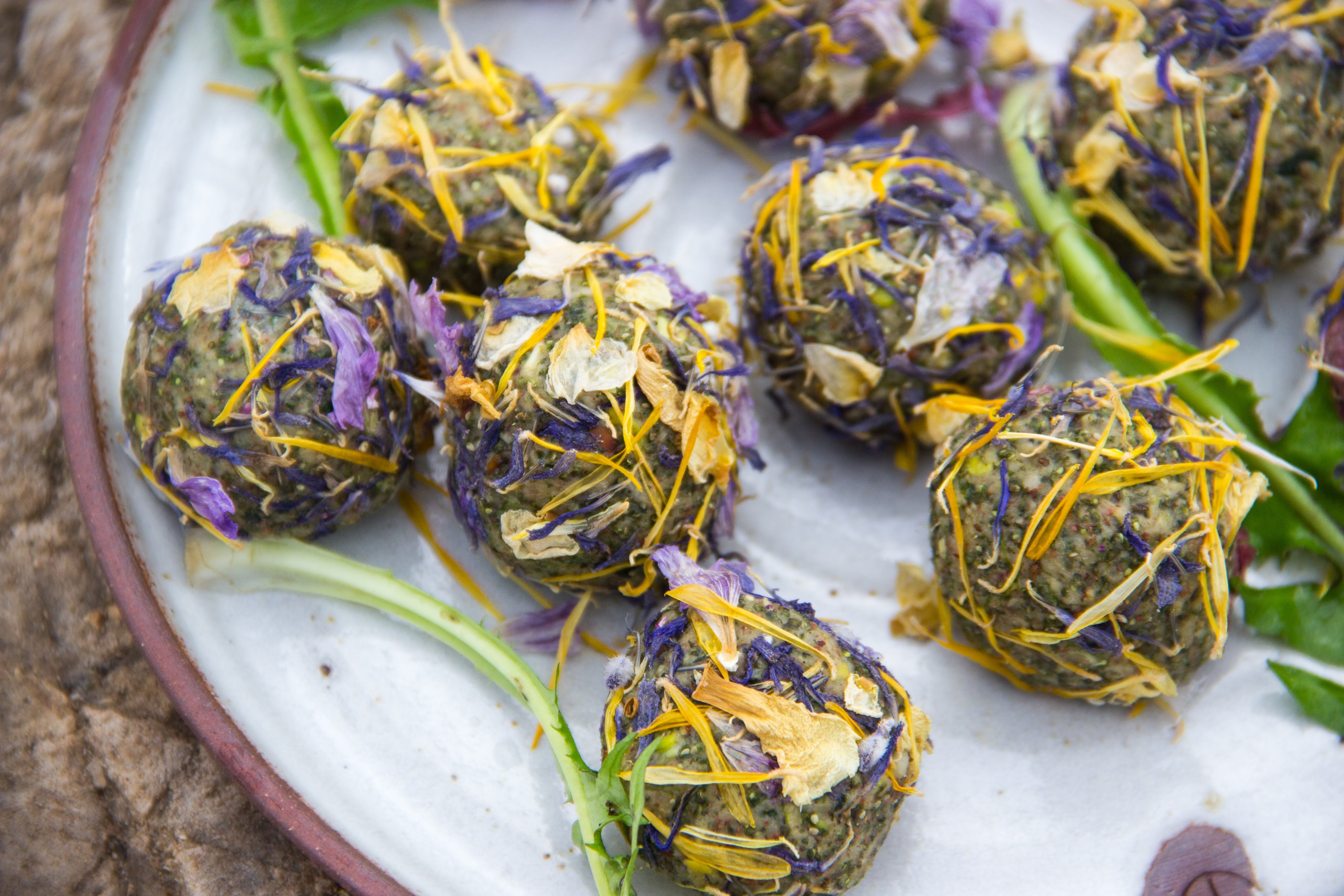 vegetarische groentenballetjes versierd met eetbare bloemen