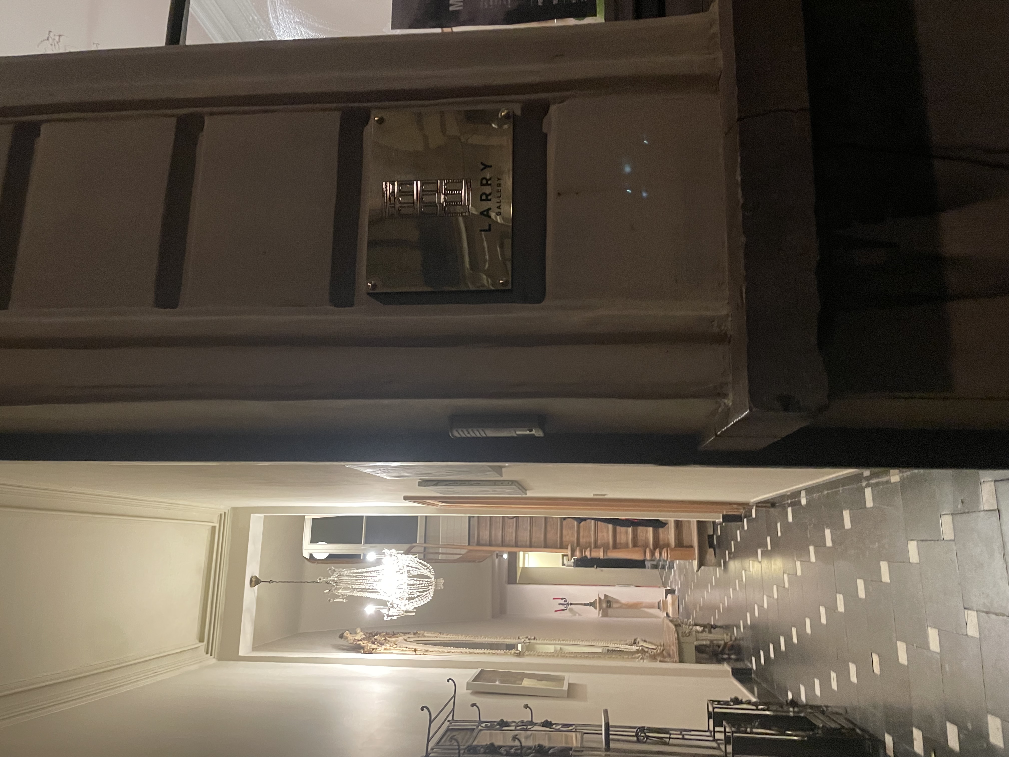 Larry Gallery is een eclectische kunstgallerij in het centrum vam Kortrijk