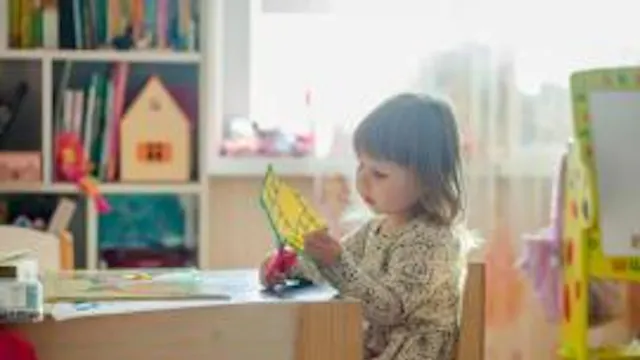 kind is aan het knippen