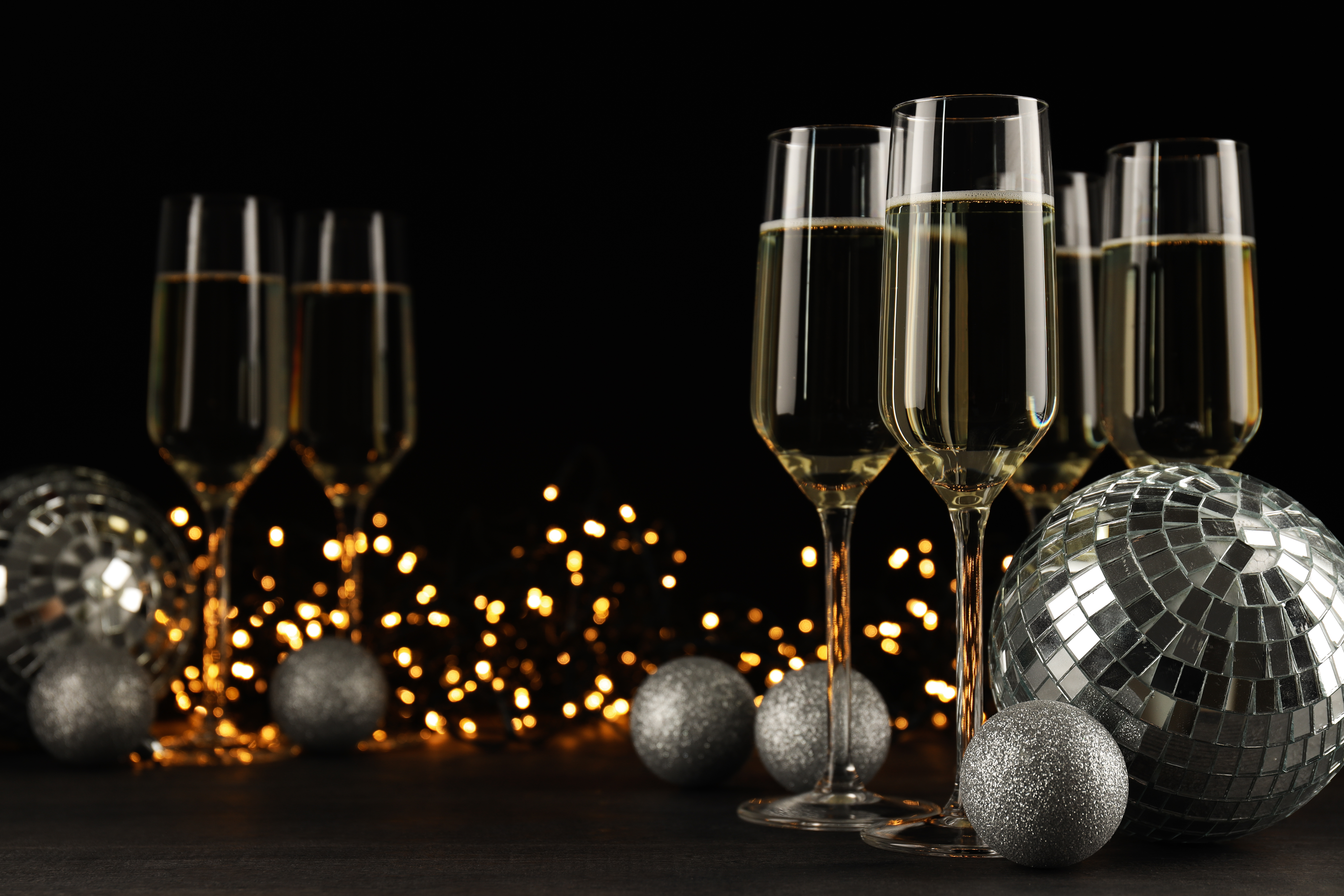 champagneglazen met feestelijke decoratie van kerstballen