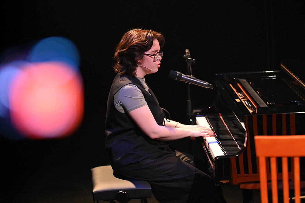 Rosalie Custers brengt haar debuut 'VAAS'