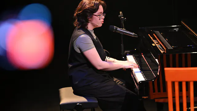 Rosalie Custers brengt haar debuut 'VAAS'