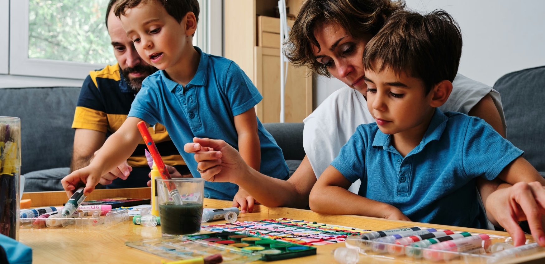 Ouders knutselen samen met hun kinderen.