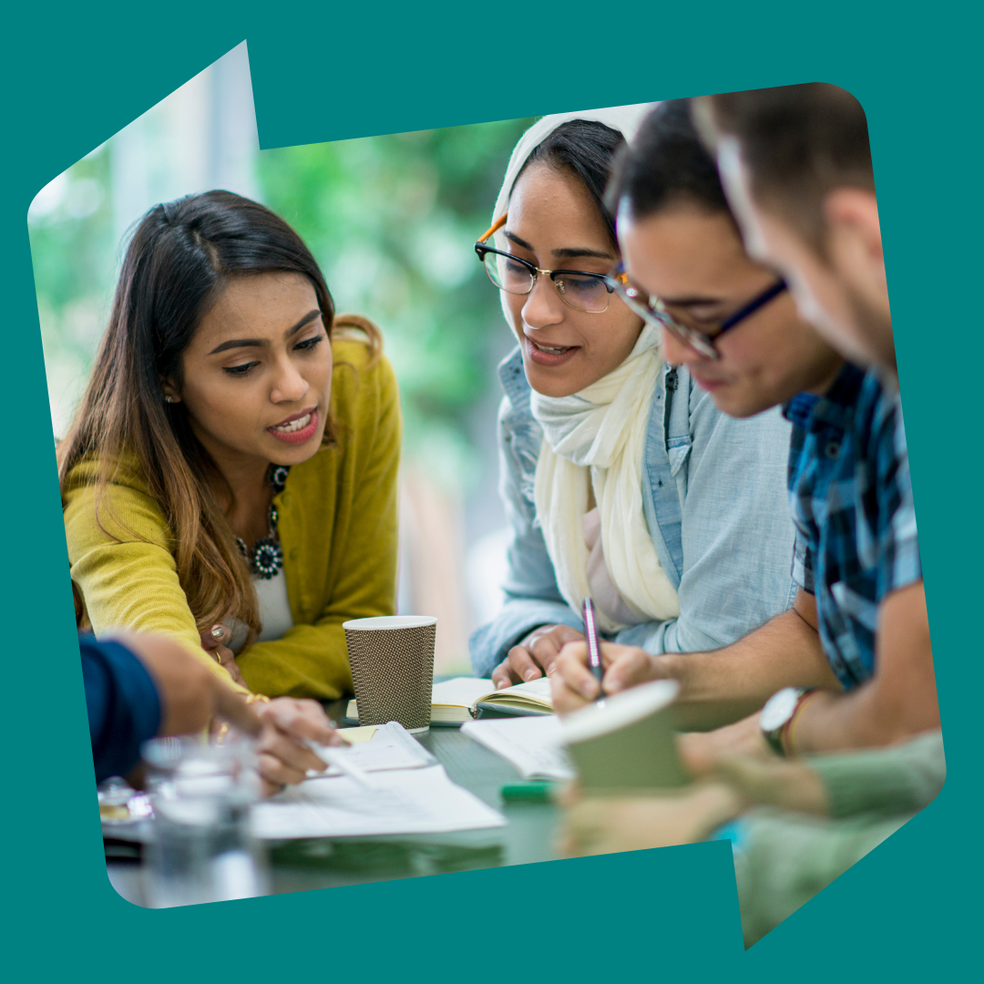 een groep mensen bespreekt een tekst