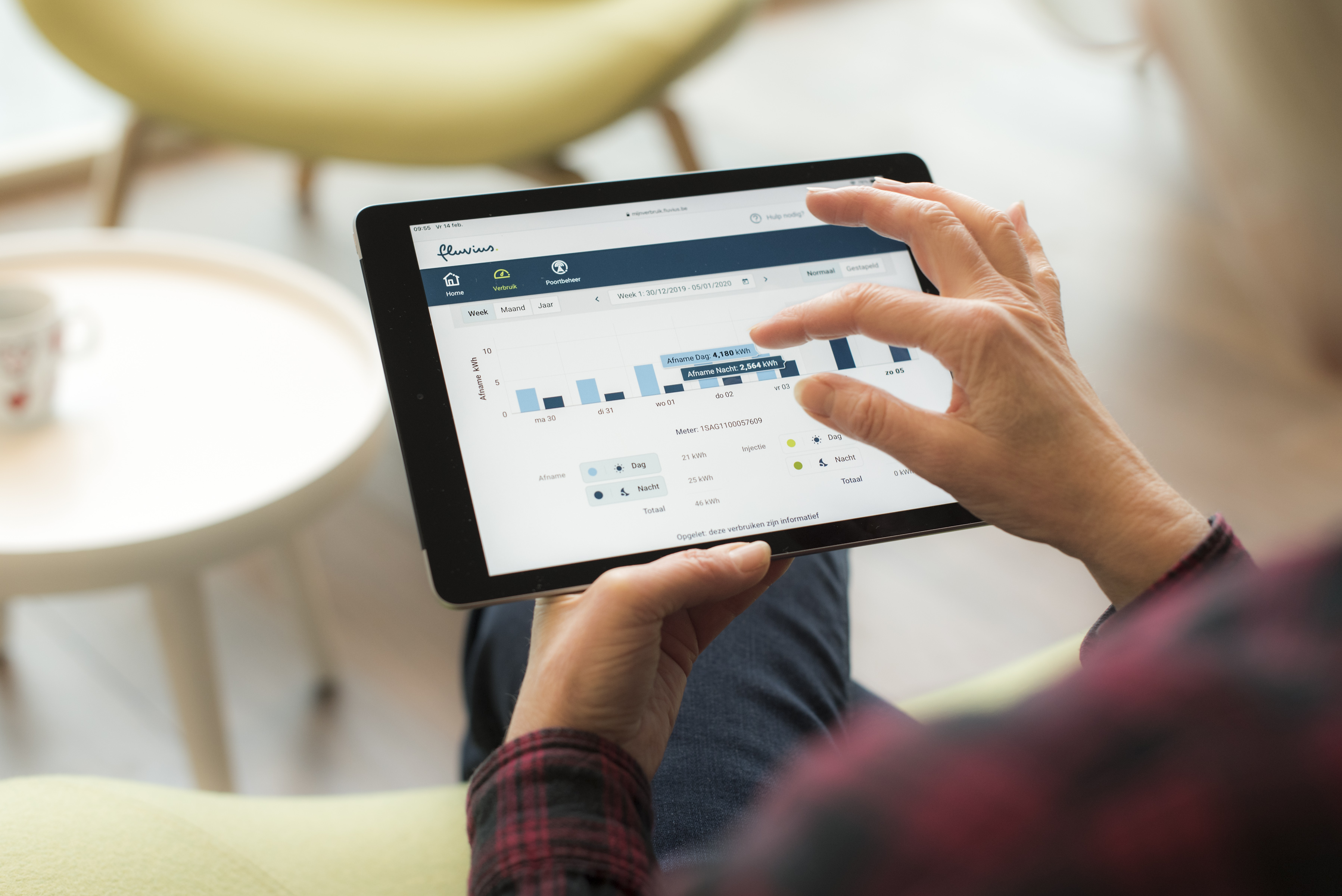 Persoon die in de app van Fluvius zijn verbruik bekijkt