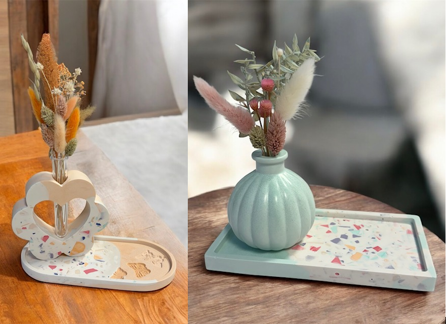 2 beelden van telkens een terrazzo vaasje op een schaaltje met daarin droogbloemen