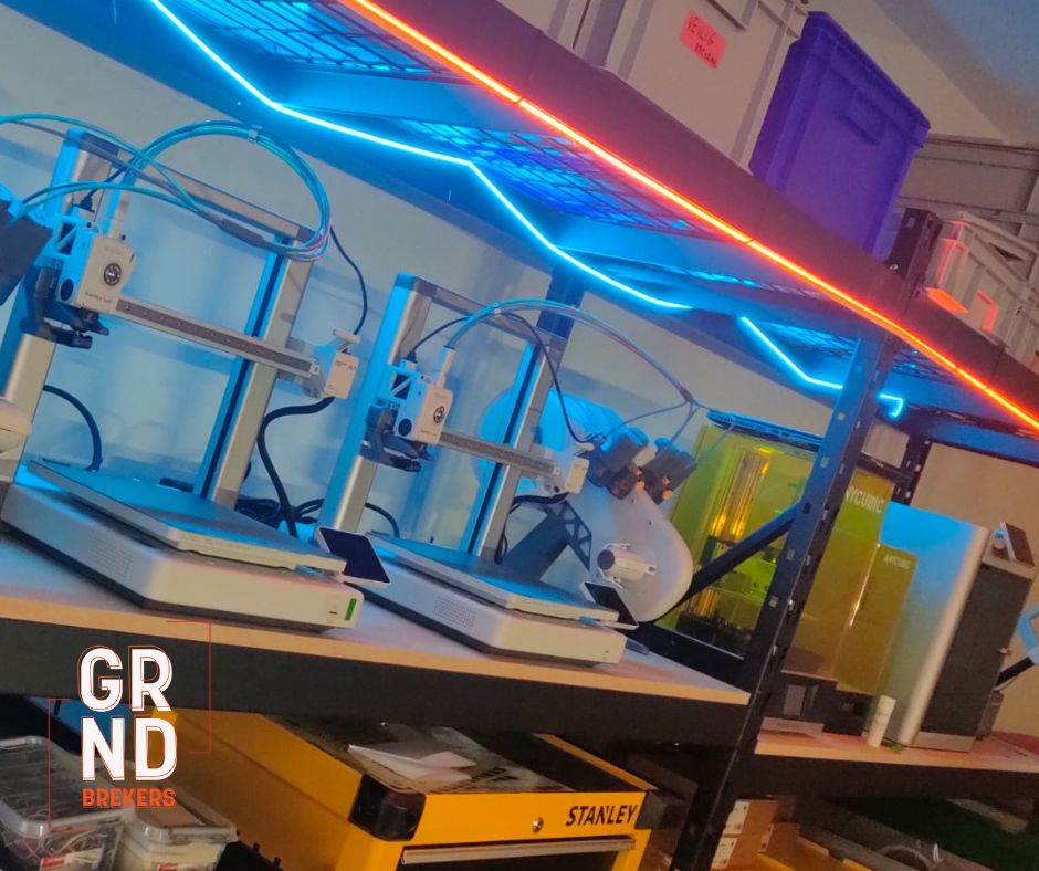 3D printers, micro controllers, lasercutten, snijplotten, digitaal borduren, cnc we hebben het allemaal.