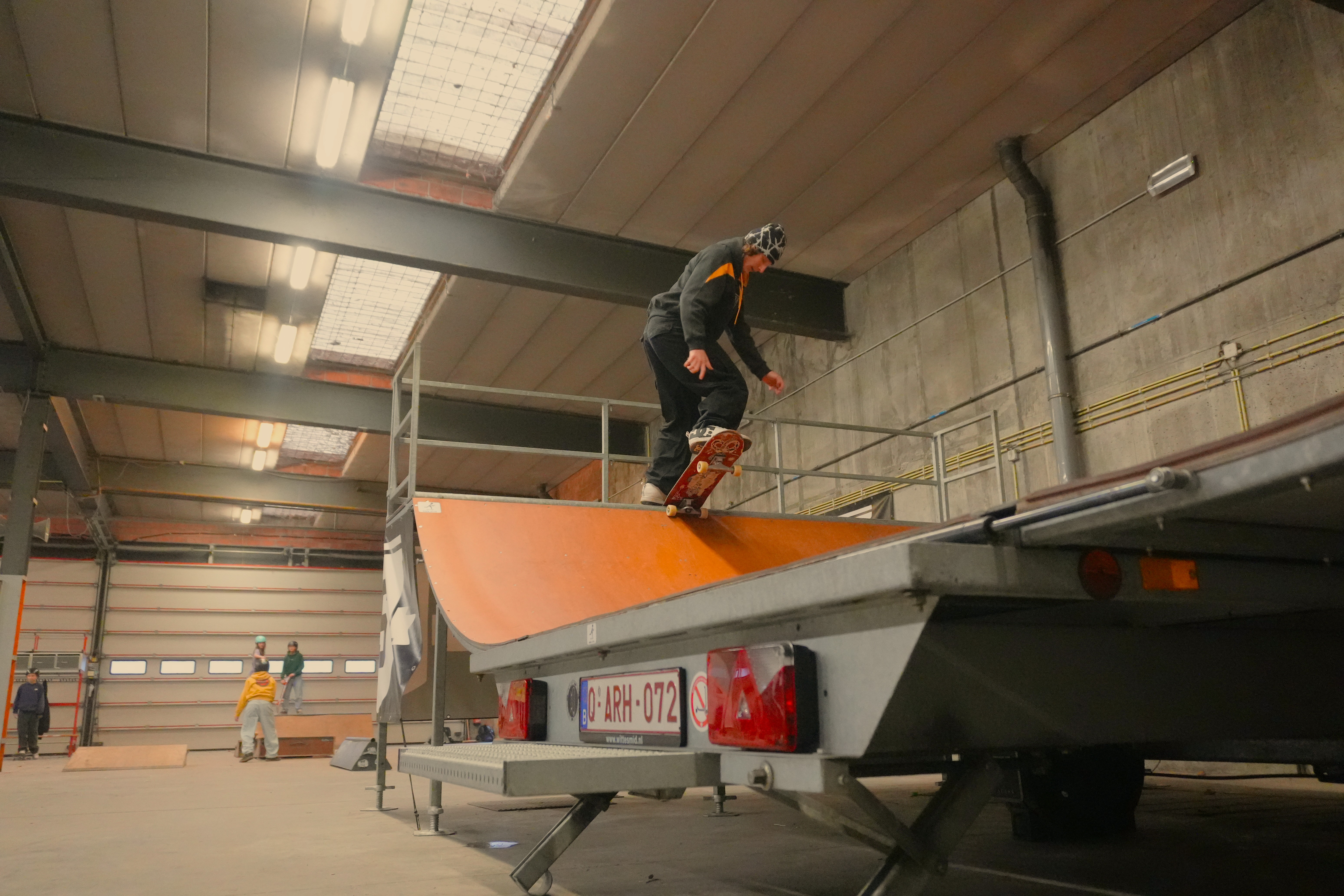 Skater op halfpipe in het pop-up indoor skatepark in Dilbeek