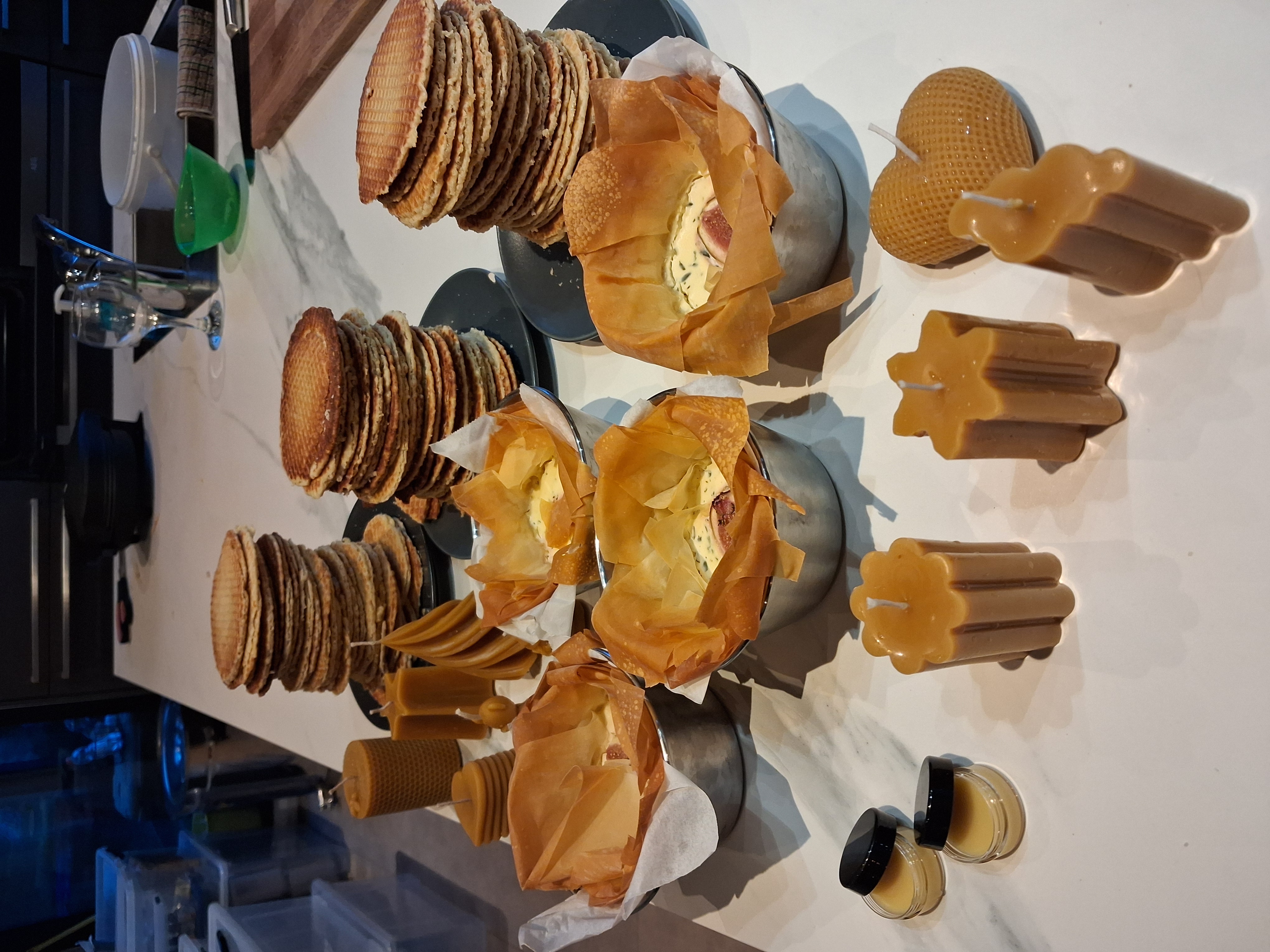 Tijdens een zondagnamiddag maken de deelnemers 1 lippenbalsem en 2 kaarsen met bijenwas, dit bovenop 2 heerlijke gerechten met honing in verwerkt