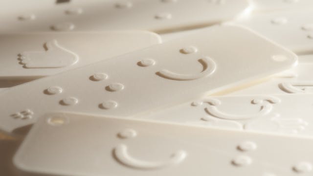 Braille meets emoticons - voelboek