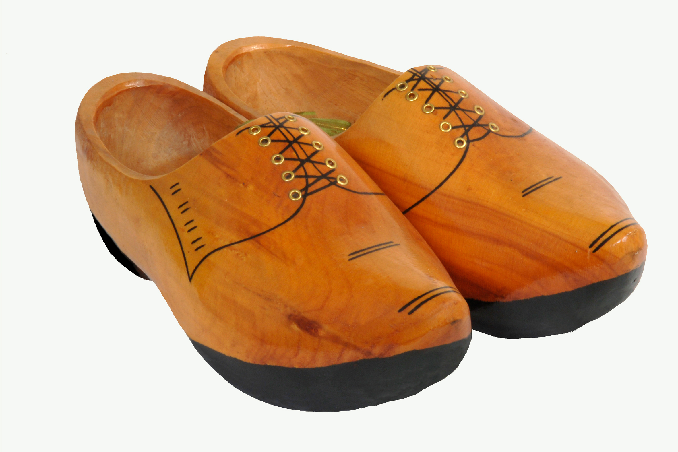 Folkloregroep De Klomp De Klinge heeft een grote collectie van klompen, wereldwijd in het KLINGSPOOR.