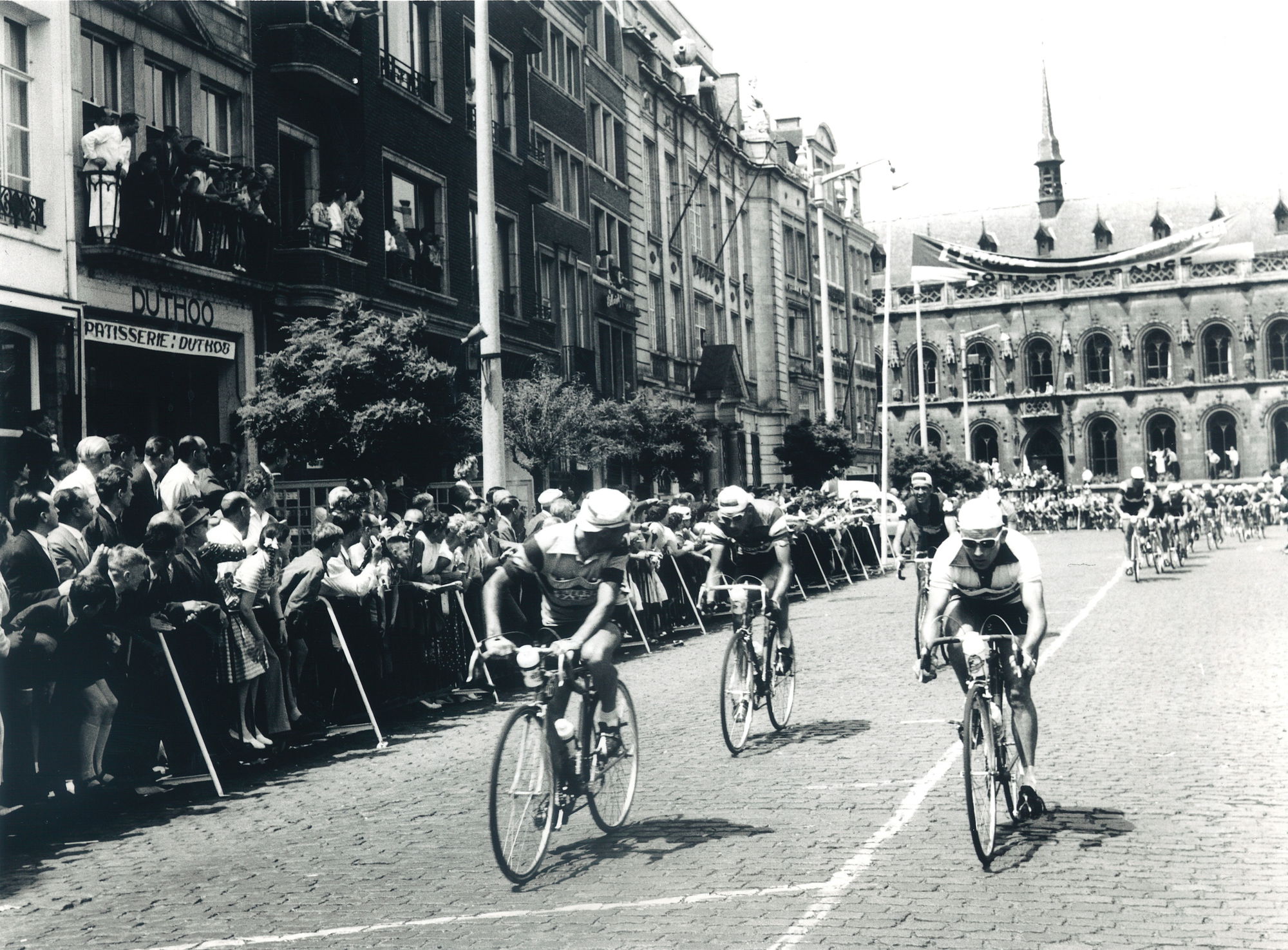 Aankomst Ronde van Frankrijk in Kortrijk in 1957