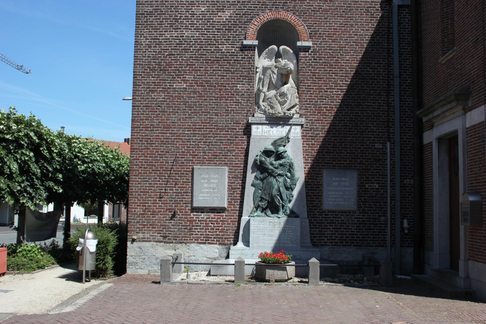 Het oorlogsmonument aan de kerk te Kluizen herdenkt de militaire en de burgerlijke slachtoffers van de Eerste Wereldoorlog.  De gedenkplaten aan weerszijden van het oorlogsmonument aan de kerk te Kluizen herdenken de militaire en de burgerlijke slachtoffers van de Tweede Wereldoorlog.