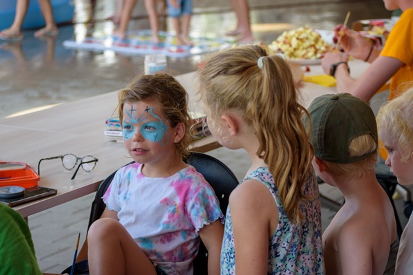HOKUS, POKUS, PATS! DEZE WEEK ZIJN WE ECHTE TOVENAARS EN HEKSEN. IN TI-TA-TOVERLAND LEREN WE TOVERSPREUKEN, MAKEN WE MAGISCHE DRANKJES EN ONTDEKKEN WE MYSTERIEUZE PLEKJES. WE ZWAAIEN MET ONZE TOVERSTOK EN VLIEGEN OP BEZEMS. ALLES KAN IN DIT GEKKE, MAGISCHE LAND!
