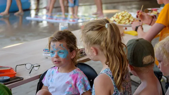 HOKUS, POKUS, PATS! DEZE WEEK ZIJN WE ECHTE TOVENAARS EN HEKSEN. IN TI-TA-TOVERLAND LEREN WE TOVERSPREUKEN, MAKEN WE MAGISCHE DRANKJES EN ONTDEKKEN WE MYSTERIEUZE PLEKJES. WE ZWAAIEN MET ONZE TOVERSTOK EN VLIEGEN OP BEZEMS. ALLES KAN IN DIT GEKKE, MAGISCHE LAND!