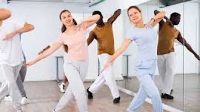 Geoefend dansen in een synchronische slagorde !