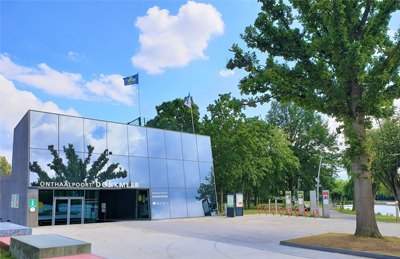 Onthaalpoort Donkmeer is een modern, toeristisch infokantoor én hedendaags museum aan de oever van het Donkmeer in Berlare.
