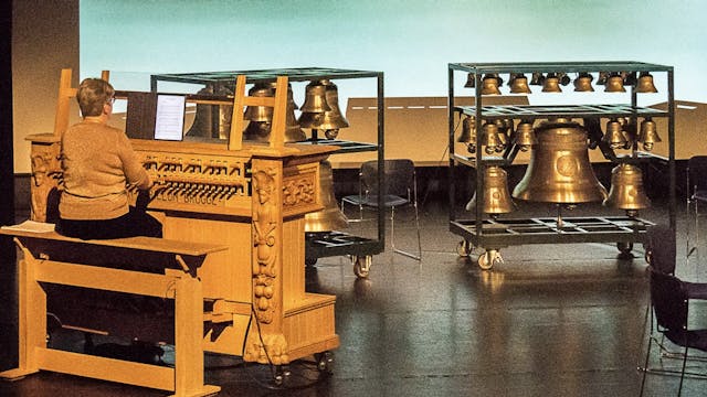 Beiaardier Els Debevere speelt op de mobiele Keerman beiaard