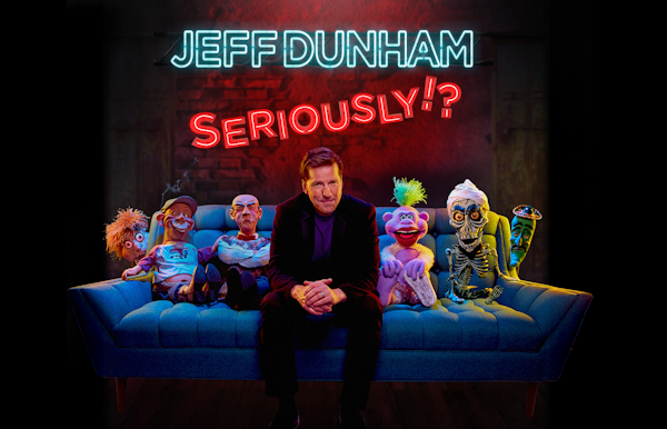 Jeff Dunham zit in de zetel met zijn poppen Peanut, Walter, José Jalapeño, Bubba J. en Achmed the Dead Terrorist. Op de muur achter de zetel staat Jeff Dunham Seriously!? in neonlampen.