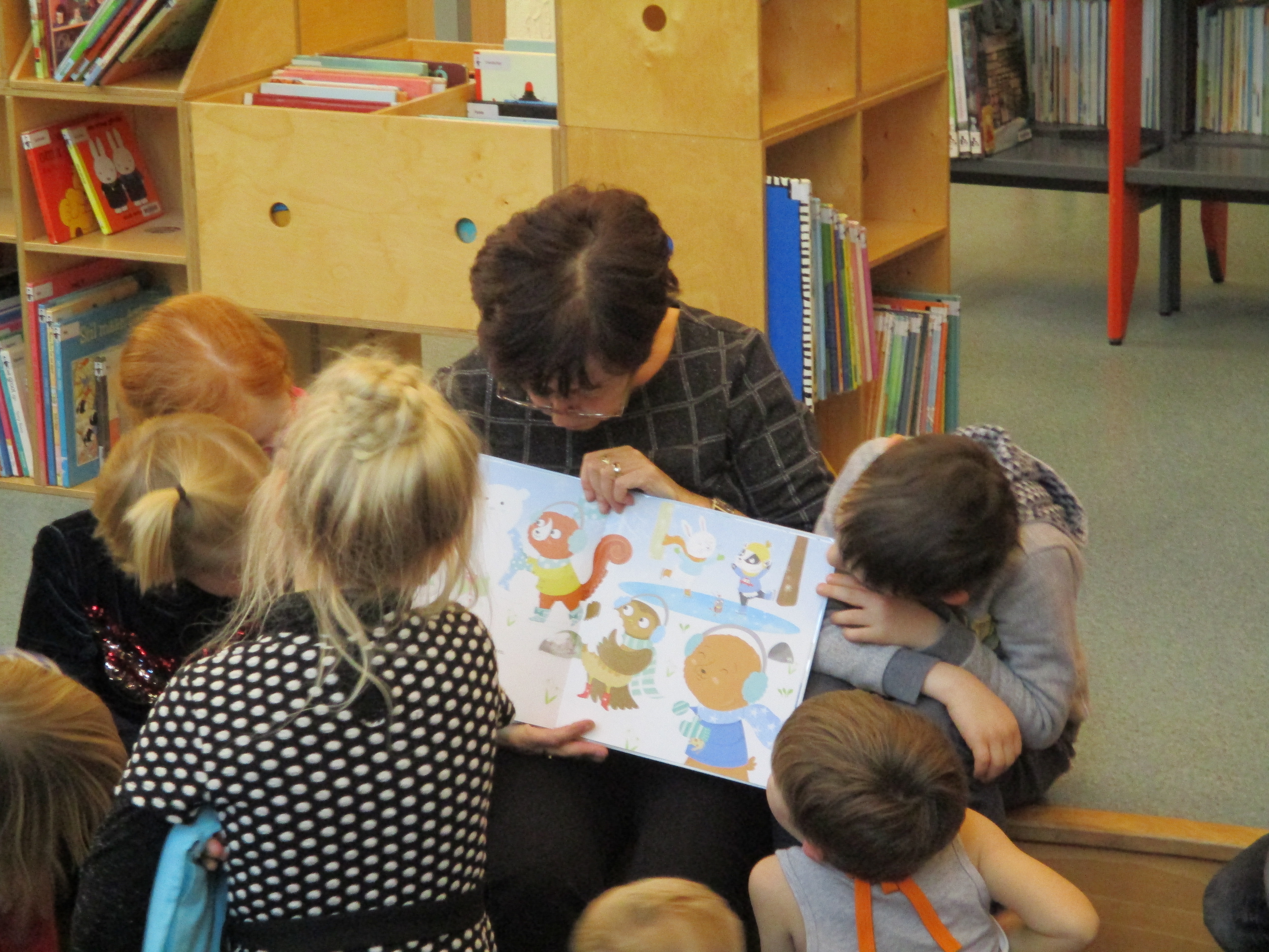 Vrouw leest voor aan kinderen