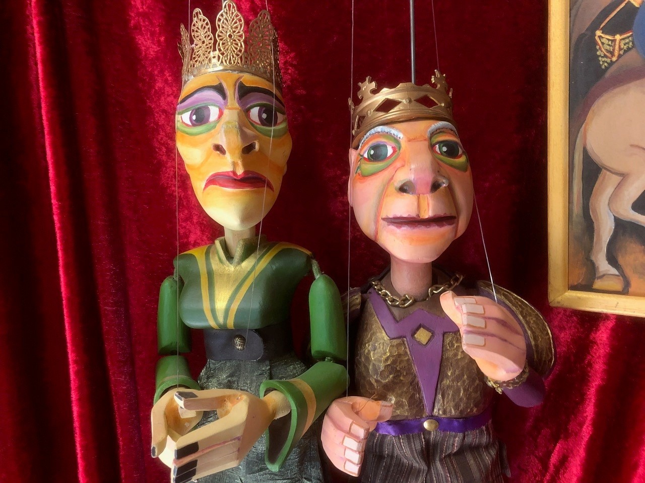 Twee stangpoppen uit de voorstelling